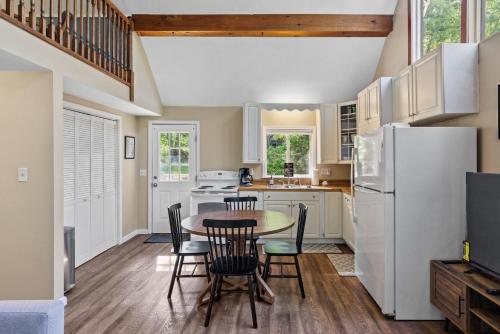 Konyha, Hot Tub Chalet-Fire Pit Grill Stream & Big Yard in Inwood (WV)