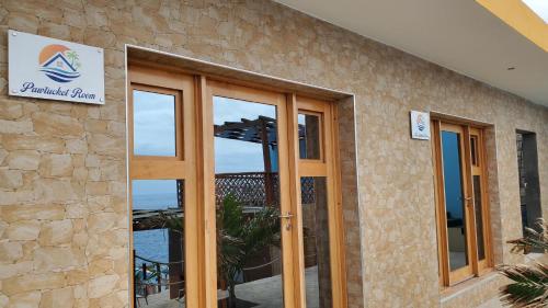 Fajã Beach House (Faja Beach House) in Vila Nova Sintra