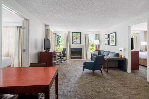 One-Bedroom Queen Suite with Sofa Bed, Fireplace