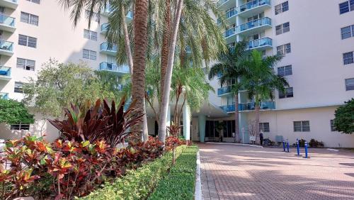 The Tides 1bedroom apt 3rd floor We are on the Beach! in Hollywood, USA