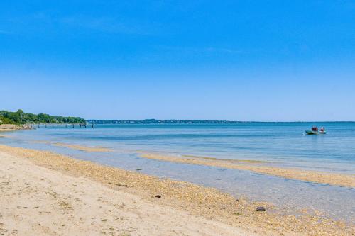Luxury Hampton Bays Home - Walk to Shinnecock Bay - image 12