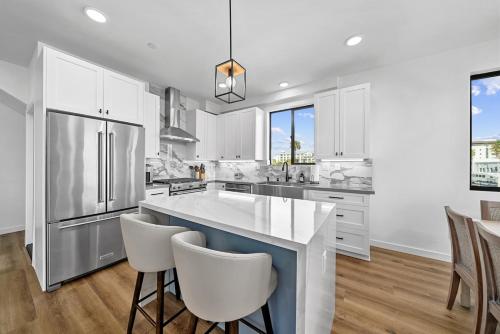 Rooftop Home With Ocean View & Private Parking in Oceanside, USA