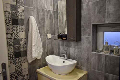 Bathroom, Villa DELTUS - Cozy Holiday Home near Gortyna in Agia Varvara