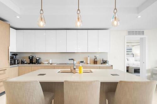 Escape to Singer Islands Paradise Your Amrit 2BR Oasis Beckons in Riviera Beach, USA