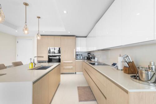 Escape to Singer Islands Paradise Your Amrit 2BR Oasis Beckons in Riviera Beach, USA