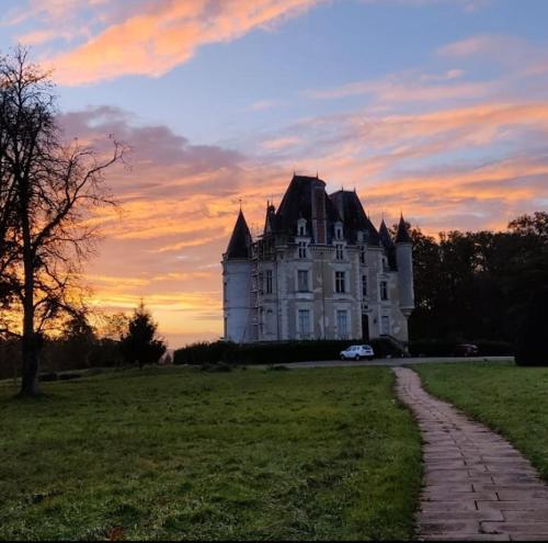 Viesnīcas āriene, Château de Beauchamp en Sarthe (Chateau de Beauchamp en Sarthe) in Sēsūruisna