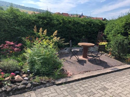 Dārzs, FEWO Unterm Stein - Schneewittchen - bis 4 Gäste (FEWO Unterm Stein - Schneewittchen - bis 4 Gaste) in Alheim