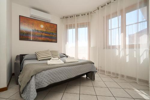 -LUMINOSA 5 STARS WITH BALCONY- Wifi Netflix 15 minutes from Duomo, Milan