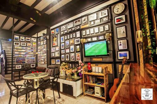 Shared lounge/TV area, โฟโต้โฮสเทล เบตง Foto Hostel Betong in Betong