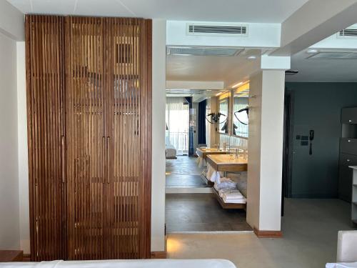 Ducha, ERTAN OTEL  in Cesme