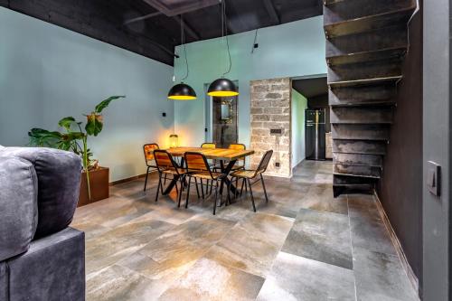 Black House- Sorprendente casa estilo industrial in Sant Cristofol de les Fonts