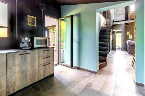 Black House- Sorprendente casa estilo industrial in Sant Cristofol de les Fonts