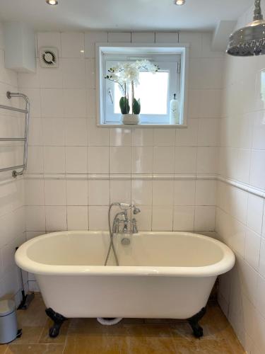 Fürdőszoba, The Holts - Charming 2 Bed Cottage in Horningsea