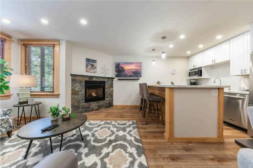 Ski Trails 4115 by East West Hospitality, Truckee