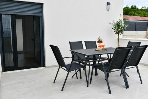 Luxury villa Neptune near Imotski, private pool in Gornji Vinjani