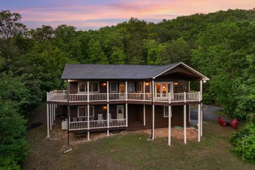 Trapper Johns Mountain Lodge 4 bed, 3 bath private location in Wears Valley with mountain views in Sevierville, USA