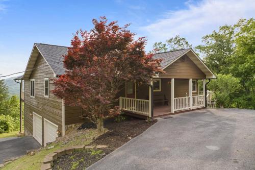 Trapper Johns Mountain Lodge 4 bed, 3 bath private location in Wears Valley with mountain views in Sevierville, USA