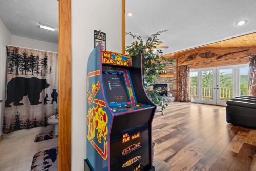 Trapper Johns Mountain Lodge 4 bed, 3 bath private location in Wears Valley with mountain views in Sevierville, USA