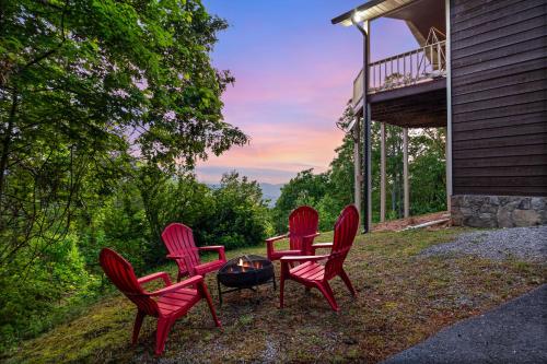 Trapper Johns Mountain Lodge 4 bed, 3 bath private location in Wears Valley with mountain views in Sevierville, USA