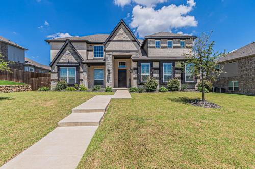 Luxury Home, Big Backyard, Family & Friends in Garland, USA