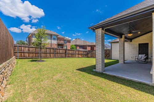 Luxury Home, Big Backyard, Family & Friends in Garland, USA
