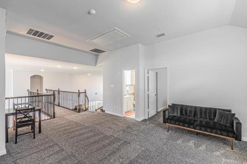 Luxury Home, Big Backyard, Family & Friends in Garland, USA