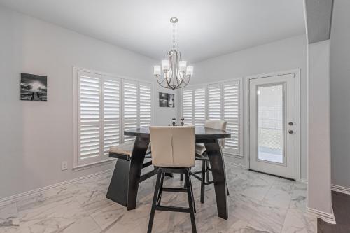 Luxury Home, Big Backyard, Family & Friends in Garland, USA