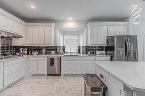 Luxury Home, Big Backyard, Family & Friends in Garland, USA