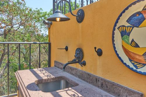 Casa Zaca, 3BR Centro Home with Rooftop & Garden in San Miguel de Allende, Mexico