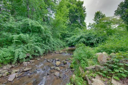 Tranquil Creekside Cabin in Dutch Country! in Narvon, USA