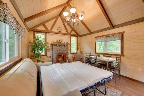 Tranquil Creekside Cabin in Dutch Country! in Narvon, USA
