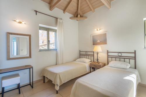 IRIS, Luxury Stone Villa in Stoupa with Private Infinity Pool, BBQ and Amazing Sea View, Stoupa (zdjęcie 6)