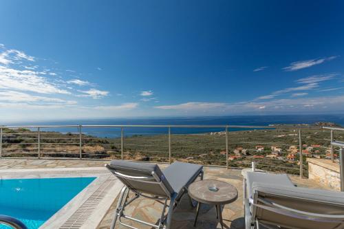 IRIS, Luxury Stone Villa in Stoupa with Private Infinity Pool, BBQ and Amazing Sea View, Stoupa (zdjęcie 8)
