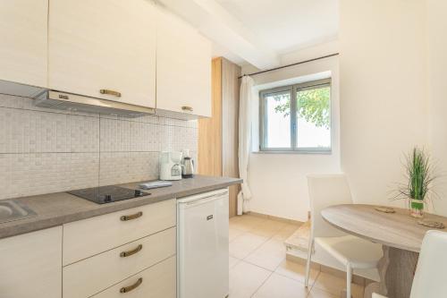 IRIS, Luxury Stone Villa in Stoupa with Private Infinity Pool, BBQ and Amazing Sea View in Neochori