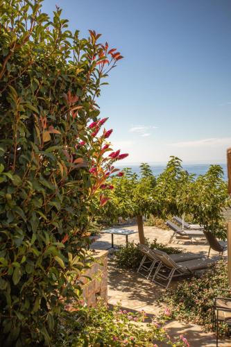 IRIS, Luxury Stone Villa in Stoupa with Private Infinity Pool, BBQ and Amazing Sea View in Neochori