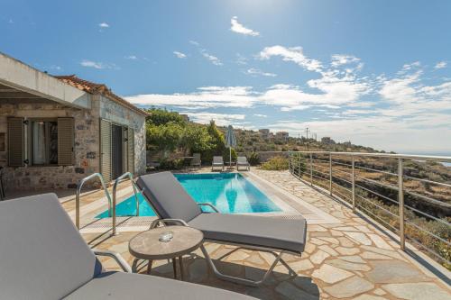 IRIS, Luxury Stone Villa in Stoupa with Private Infinity Pool, BBQ and Amazing Sea View, Stoupa (zdjęcie 2)