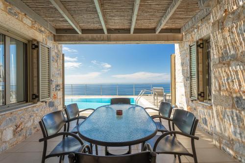 IRIS, Luxury Stone Villa in Stoupa with Private Infinity Pool, BBQ and Amazing Sea View in Neochori
