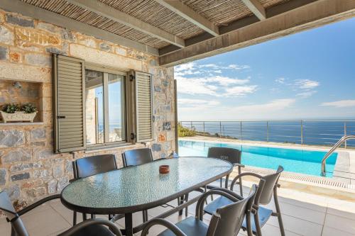 IRIS, Luxury Stone Villa in Stoupa with Private Infinity Pool, BBQ and Amazing Sea View in Neochori