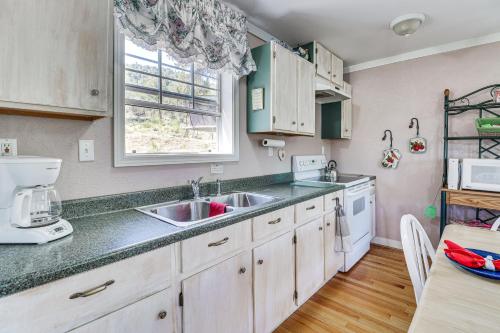 Mountain-View Cottage in Nogal Near Natl Forest!