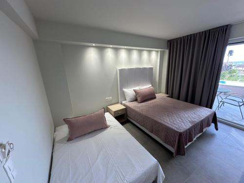 1 queen bed, 1 sofa bed
