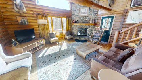 River Chant Lodge - Hot Tub - On The River - WiFi - Satellite - Washer - Dryer - Large Deck - Wood Burning Fireplace - Fire Pit in Red River, USA