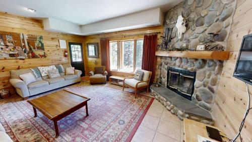 River Chant Lodge - Hot Tub - On The River - WiFi - Satellite - Washer - Dryer - Large Deck - Wood Burning Fireplace - Fire Pit in Red River, USA