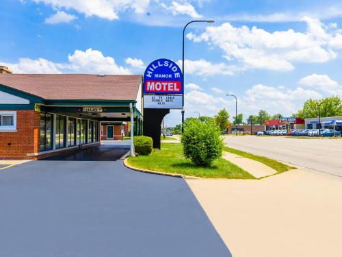 Manor Motel By OYO Near Oak Brook Chicago Westchester in Hillside, USA
