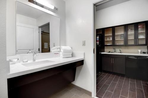 Candlewood Suites Waco, an IHG Hotel in Waco, USA