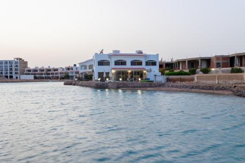 Aden Beach - Sea View room with beach access in Villa 3