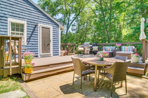Charming Cape Cod Cottage 4 Mi to Bristol Beach! in East Falmouth, USA