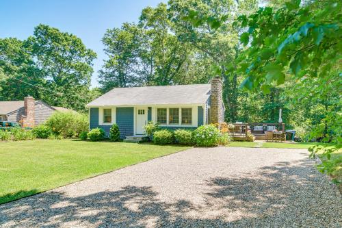 Charming Cape Cod Cottage 4 Mi to Bristol Beach! in East Falmouth, USA