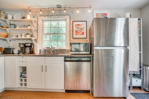Charming Cape Cod Cottage 4 Mi to Bristol Beach! in East Falmouth, USA