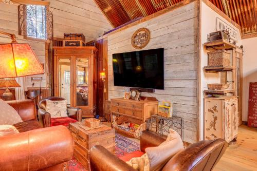 Pet-Friendly Wimberley Cabin with Fire Pit and Hot Tub in Wimberley, USA