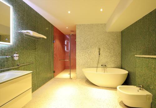 Luxury Suite image 4